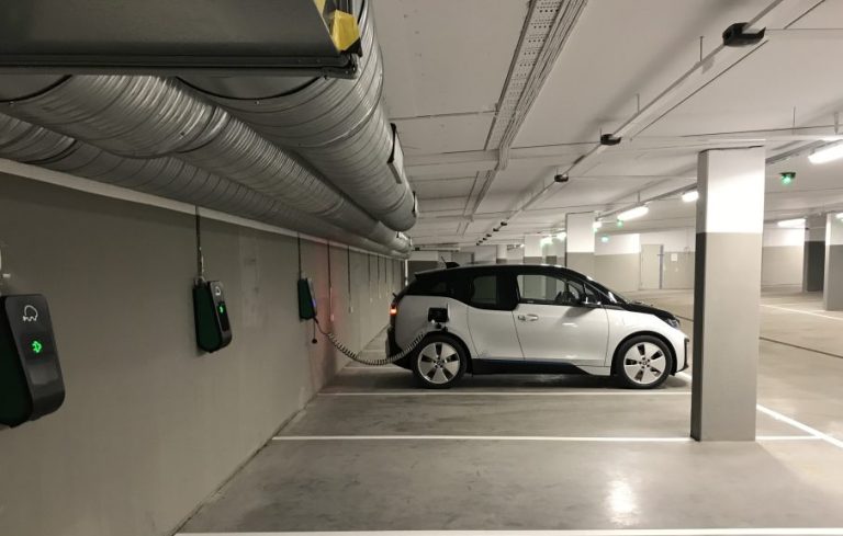 Elbil på laddning i garage