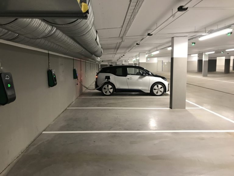 Elbil på laddning i garage