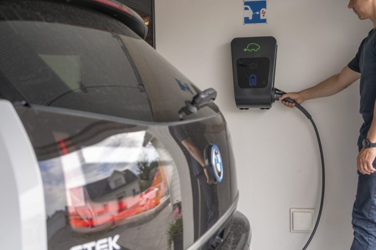 Man som laddar elbil