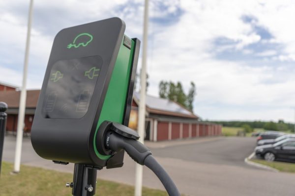 Laddstolpe för elbil i utomhusmiljö