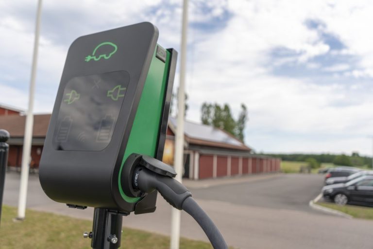 Laddstolpe för elbil i utomhusmiljö