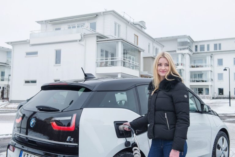 Kvinna som laddar bil