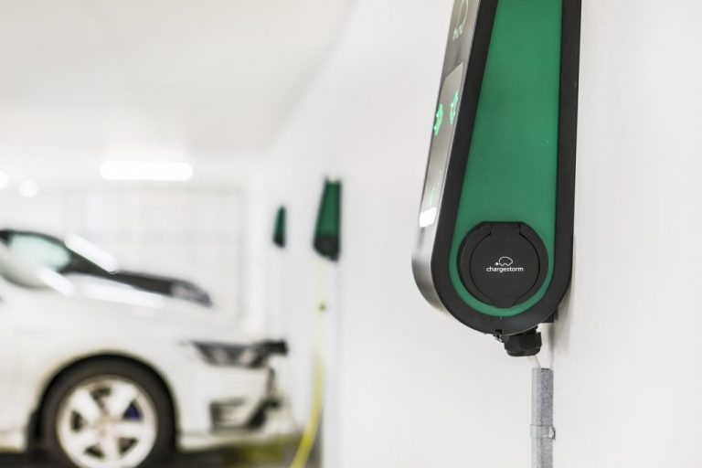 Bilar och laddstationer i garage